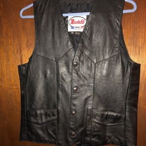 Vintage black leather motorcycle vest. Size small/36. Great condition and fun !